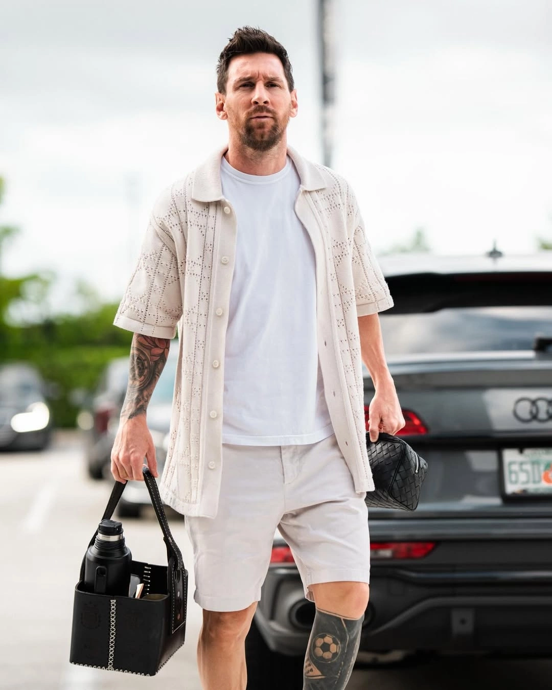 Trang phục sáng màu của Messi đầu tháng 4 Trang phục đơn giản mà năng động của Messi