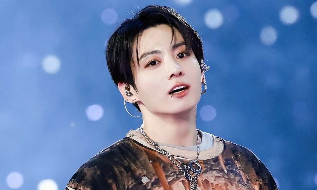 Jungkook diện mốt quần rách của nhà thiết kế Việt