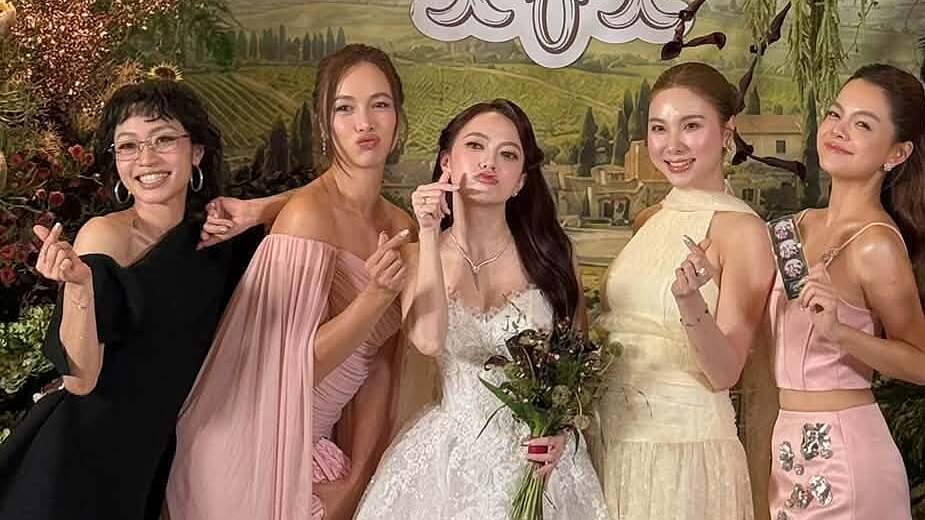 Dàn 'Chị đẹp' khuấy động tiệc cưới Xuân Nghi