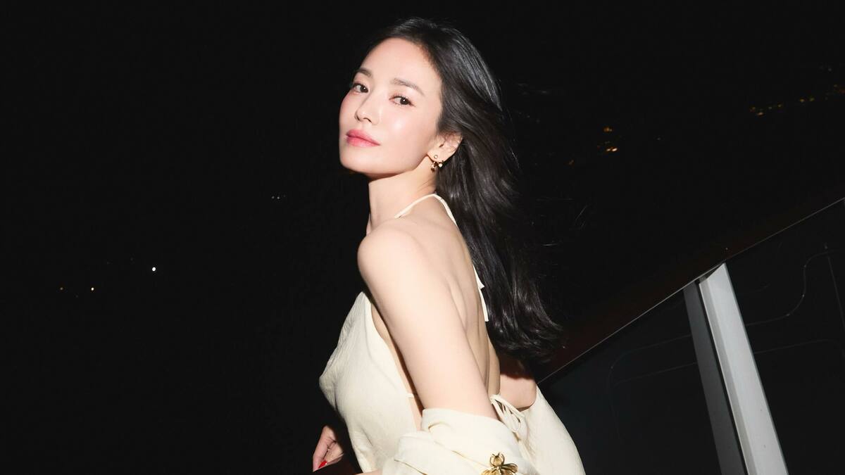 Song Hye Kyo gây sốt khi khoe lưng trần