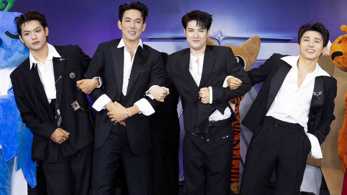 Fan cổ vũ dàn sao 'Tinh hà say hi' ra mắt