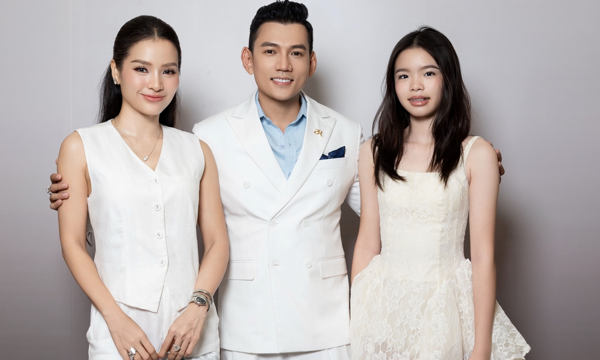 Gia đình Phương Trinh Jolie mặc đồng điệu dự sự kiện