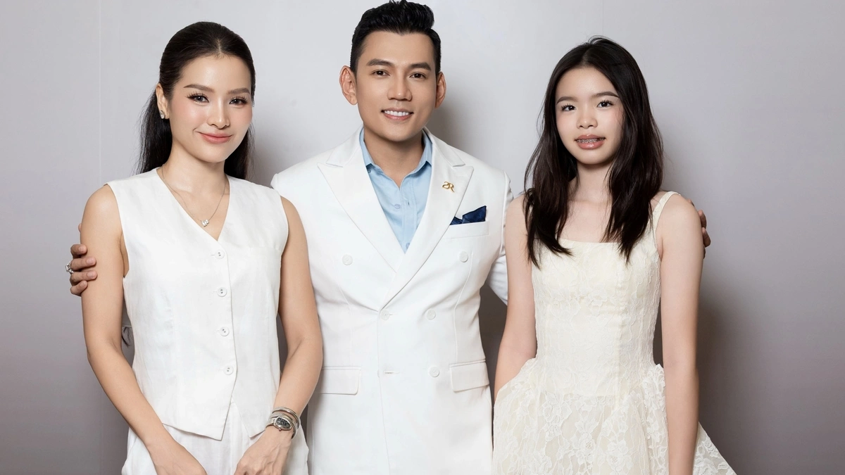Gia đình Phương Trinh Jolie mặc đồng điệu dự sự kiện