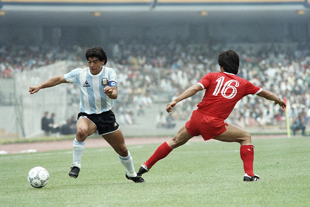 Diego Maradona (trái) trong trận Argentina gặp Hàn Quốc tại World Cup 1986 ở Mexico. Chức vô địch của giải đấu năm đó thuộc về Argentina dưới sự dẫn dắt của đội trưởng 25 tuổi Maradona, khi ông đang ở đỉnh cao sự nghiệp. Ảnh: AFP