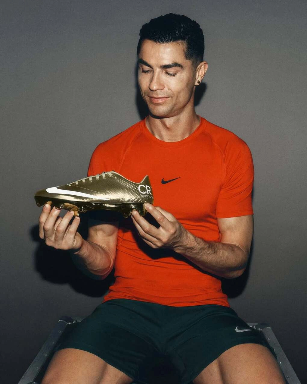 Ronaldo và đôi Nike Mercurial Superfly I RGN Gold CR7 GOAT, đánh dấu cột mốc anh là cầu thủ đầu tiên trong lịch sử ghi bàn ở sáu kỳ World Cup. Ảnh: Instagram Cristiano