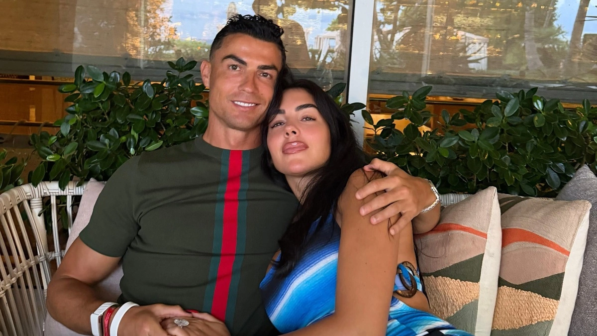 10 năm bên nhau của Ronaldo và vợ sắp cưới