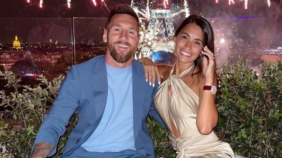 Vợ Messi tôn dáng với loạt đồ hiệu đắt đỏ