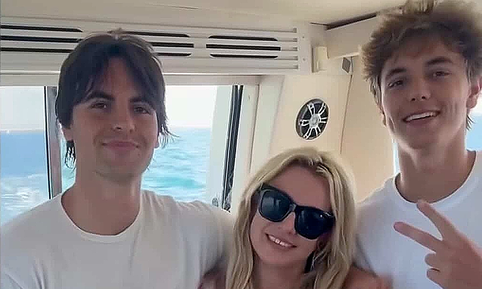 Hai con trai của Britney Spears lần đầu đi catwalk