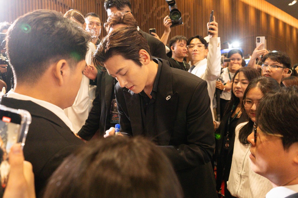 Ji Chang Wook ký tặng cho người hâm mộ ở lễ khai mạc Liên hoan phim châu Á Đà Nẵng 2026, tối 28/6. Ảnh: Ban tổ chức cung cấp