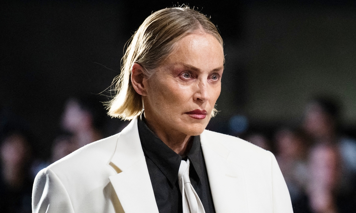 Sharon Stone catwalk ở Paris Fashion Week