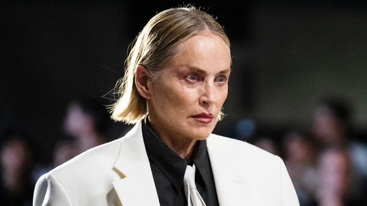 Sharon Stone catwalk ở Paris Fashion Week