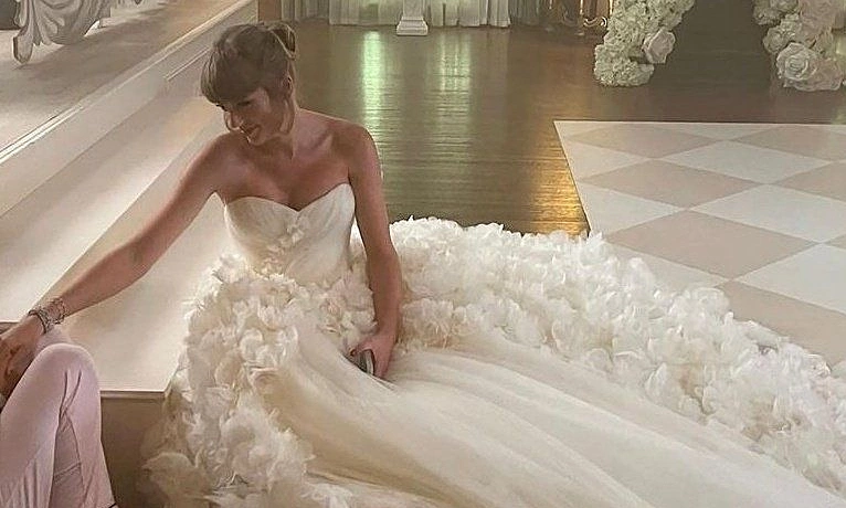 Taylor Swift diện đầm cưới Dior trong hôn lễ
