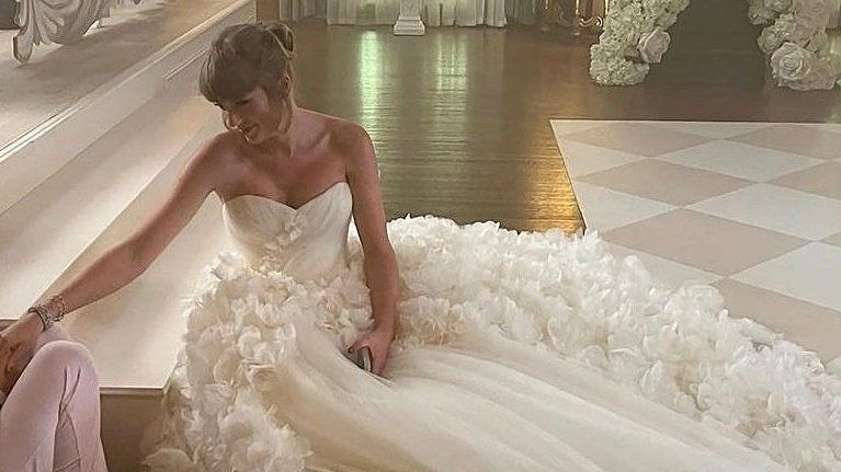 Taylor Swift diện đầm cưới Dior trong hôn lễ