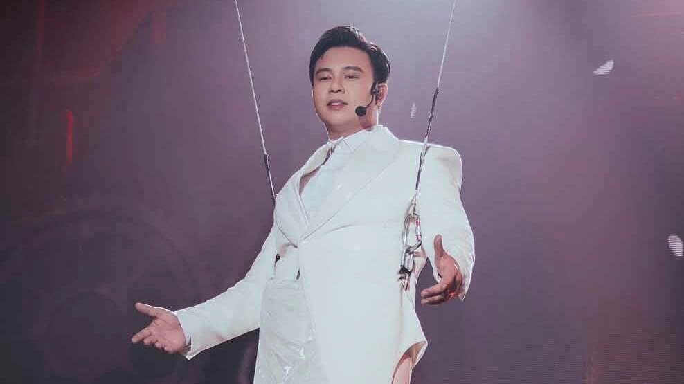 Đông Hùng đu dây trên sân khấu