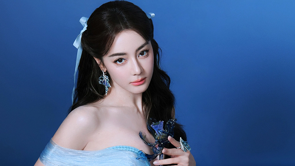 Địch Lệ Nhiệt Ba che chắn vì mặc gợi cảm