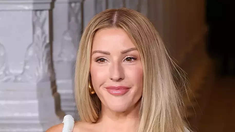 Ellie Goulding biểu diễn giữa hiệp tứ kết World Cup
