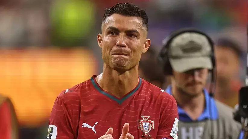 Ronaldo tặng ca sĩ nghiệp dư giày thi đấu