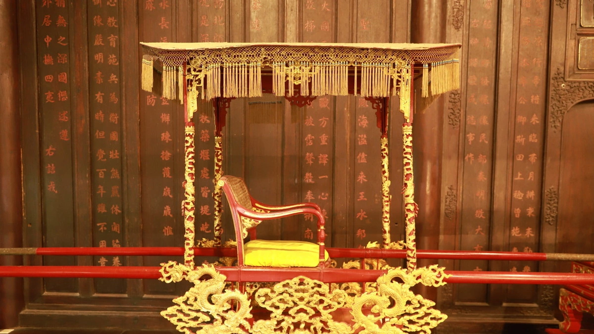 Trưng bày cổ vật triều Nguyễn