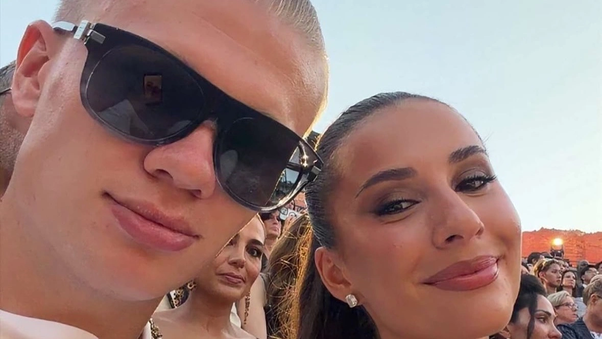 Erling Haaland sánh đôi bạn gái ở show Dolce & Gabbana