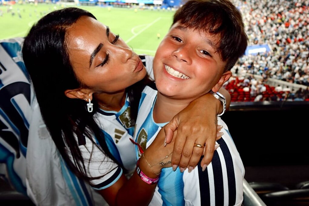 Antonela Roccuzzo và con trai ở trận Argentina - Anh. Ảnh: Instagram/Antonela Roccuzzo
