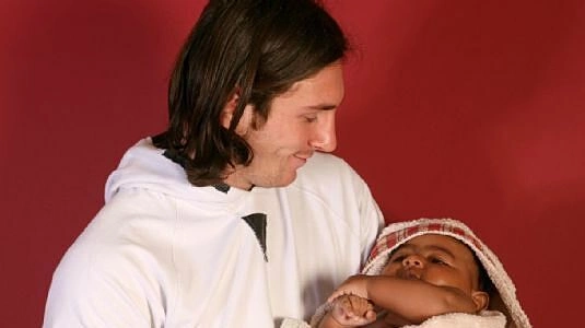 Hậu trường loạt ảnh Messi tắm cho Yamal