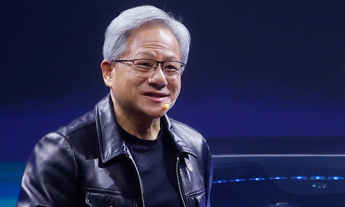 Áo khoác da của tỷ phú Jensen Huang đạt gần triệu USD