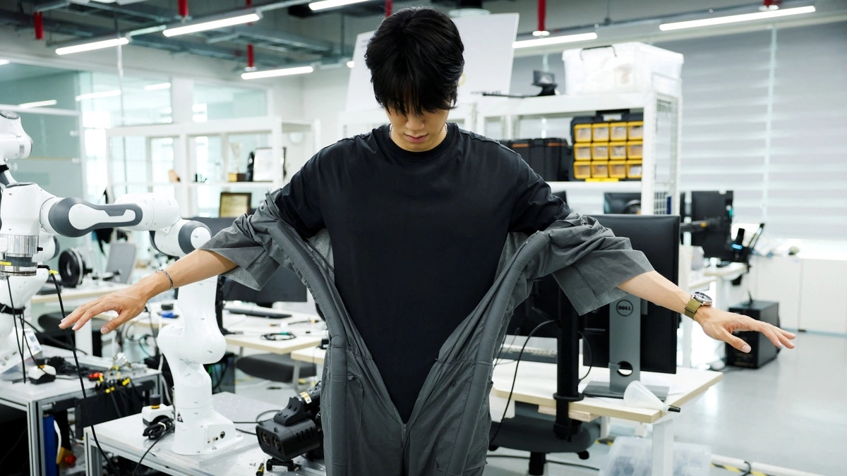 Robot giúp người mặc quần áo