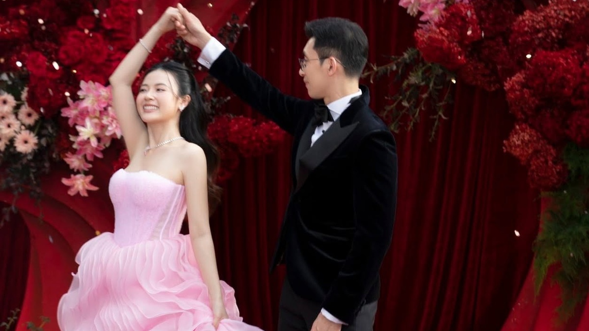 Loạt đầm công chúa của Midu khi sánh đôi chồng