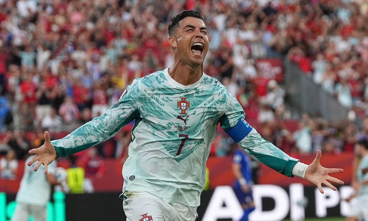 Cristiano Ronaldo đi làm phim sau World Cup