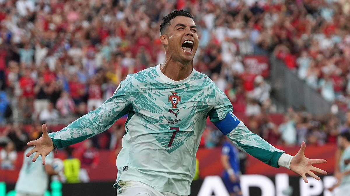 Cristiano Ronaldo đi làm phim sau World Cup