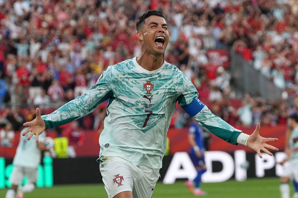 Cristiano Ronaldo ăn mừng trong trận thắng Croatia 2-1 ở vòng 1/16 World Cup 2026 Cristiano Ronaldo ăn mừng trận thắng Croatia