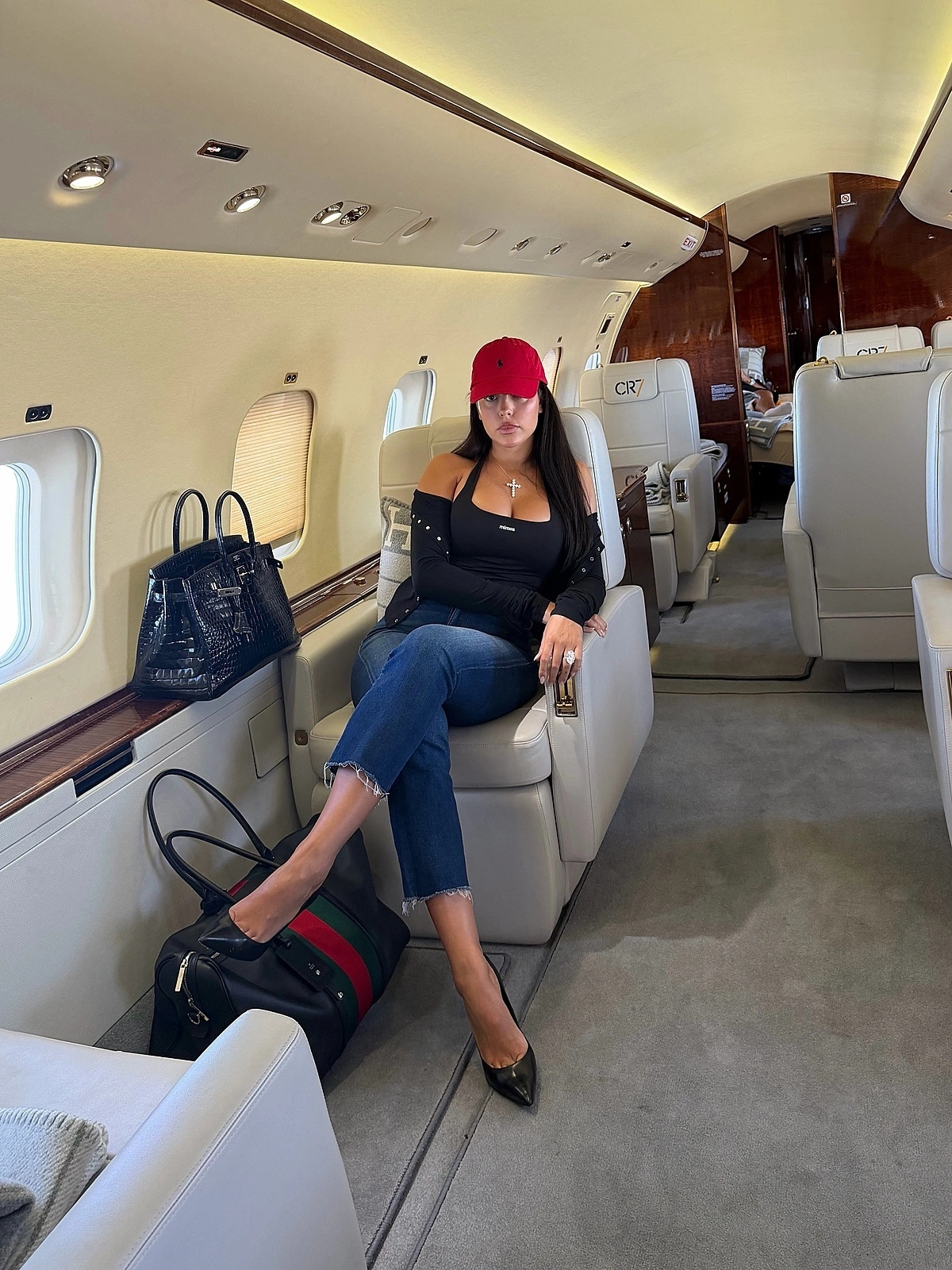 Georgina trên chuyên cơ riêng của Ronaldo Georgina bên trong máy bay riêng của Ronaldo