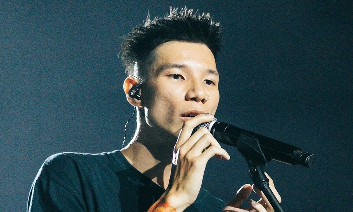 Rapper MCK gỡ nhạc sau khi bị nhận xét ca từ 'thô tục'