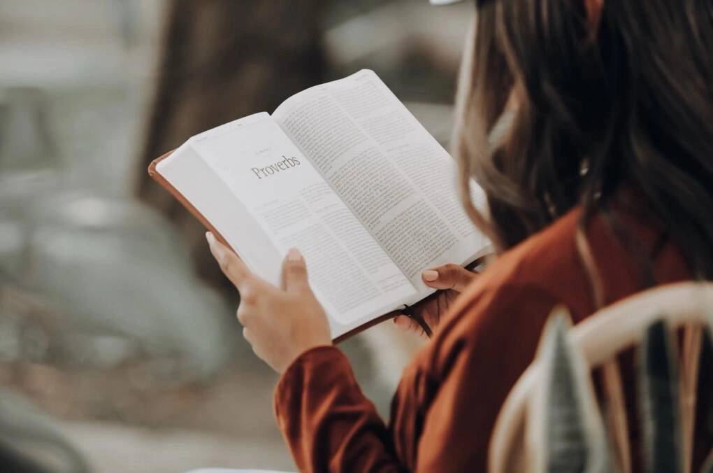 Theo tiểu thuyết gia Naomi Alderman, cốt lõi của chương trình là tăng dần thời gian đọc để mọi người không nản chí. Ảnh: Joel Muniz