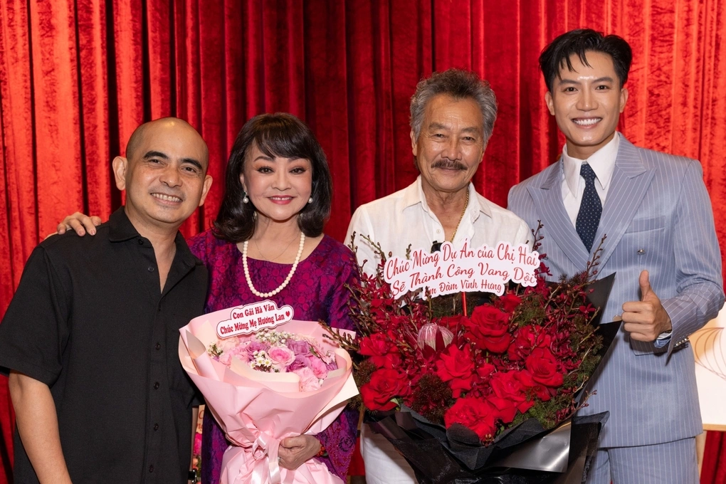Vợ chồng danh ca Hương Lan (giữa) bên nhạc sĩ Đức Trí (trái), ca sĩ Anh Tú ở buổi ra mắt album. Ảnh: Gia Định