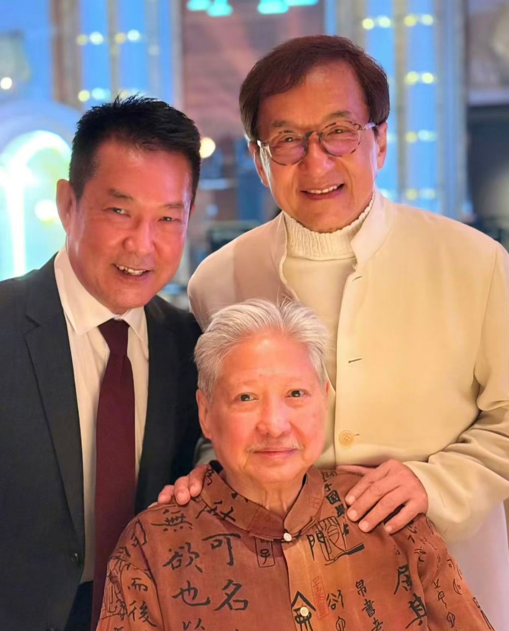 Nghệ sĩ Hồng Kim Bảo, 74 tuổi, bên sư đệ Thành Long (72 tuổi, hàng đứng bên phải), Nguyên Bưu, 69 tuổi. Ảnh: Weibo