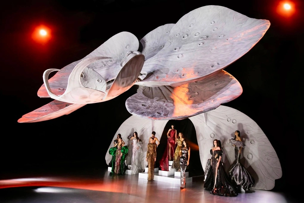 Các nàng thơ trình diễn đầm Haute Couture của Chung Thanh Phong trong show CTP No.3. Ảnh: Tee Le Team