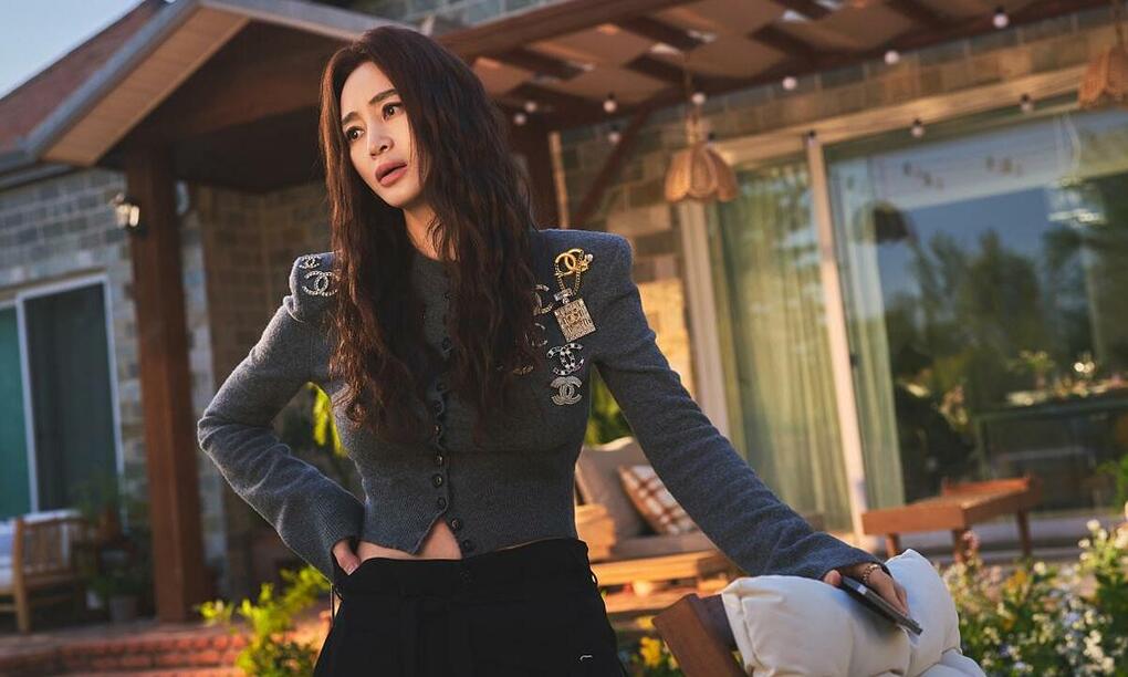 Tạo hình của Kim Hye Soo trong phim. Ảnh: Coupang Play