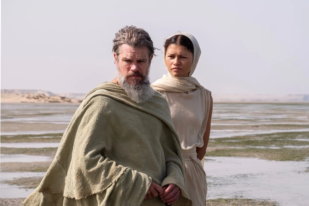 Matt Damon và Zendaya trong phân cảnh Odysseus nhiều năm lưu lạc trên hòn đảo Ogygia hoang sơ, được nữ thần trí tuệ Athena hiển linh để dẫn lối và bảo vệ. Ảnh: Universal Pictures