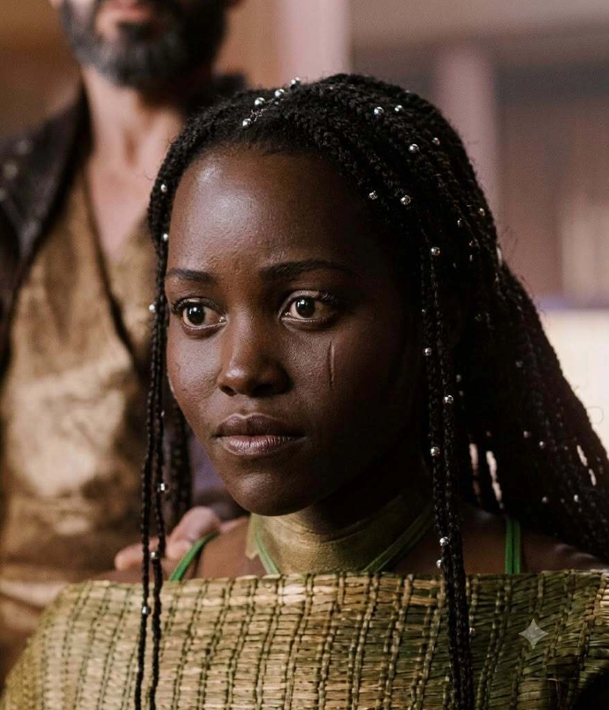 Lupita Nyongo trong vai á thần Helen thành Troy. Ảnh: Universal Pictures