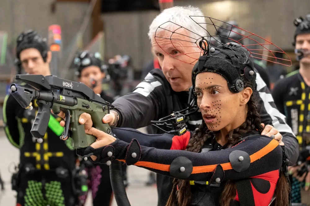 Đạo diễn James Cameron hướng dẫn diễn viên Oona Chaplin, phim Avatar: Fire and Ash. Ảnh: 20th Century Studios