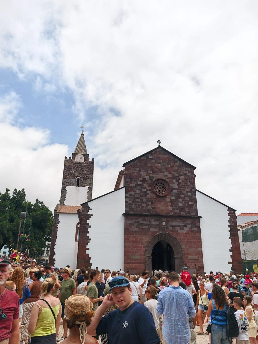 Hàng nghìn người tụ tập bên ngoài nhà thờ chính tòa Funchal (Bồ Đào Nha), hôm 8/8. Ảnh: X Helena Ferro de Gouveia