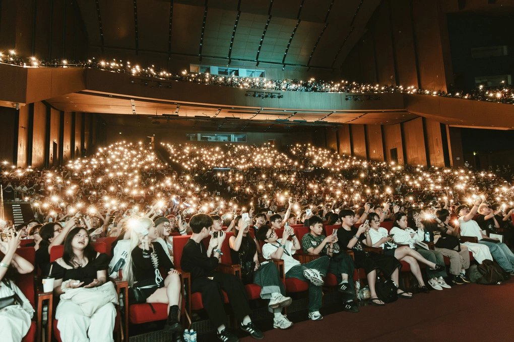 Khán giả cổ vũ ca sĩ trong concert. Phùng Khánh Linh sẽ diễn thêm một đêm vào tối 9/9.