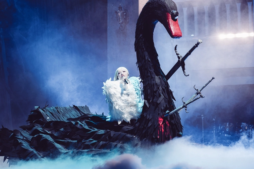 Phùng Khánh Linh trong phần mở đầu concert Giữa một vạn tour, đặt tên theo album mới nhất của cô - Giữa một vạn người.