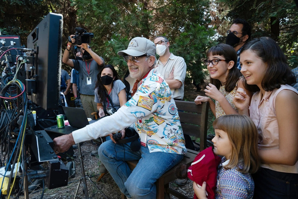 Nhà làm phim Steven Spielberg trên trường quay The Fabelmans. Ảnh: Universal Pictures