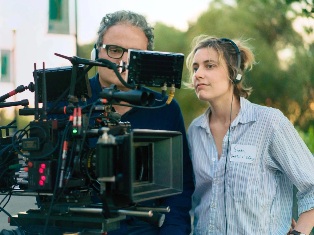 Greta Gerwig (phải) và nhà quay phim Sam Levy trên phim trường Lady Bird (2017). Ảnh: A24