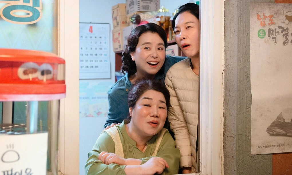 Dàn nhân vật phụ trong phim Our Sticky Love tạo thêm màu sắc cho câu chuyện tình yêu. Ảnh: Netflix