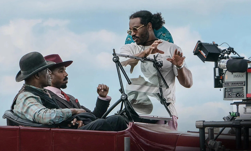 Ryan Coogler (phải) chỉ đạo diễn xuất cho Delroy Lindo và Michael B. Jordan trong phim Sinners. Ảnh: Warner Bros. Pictures