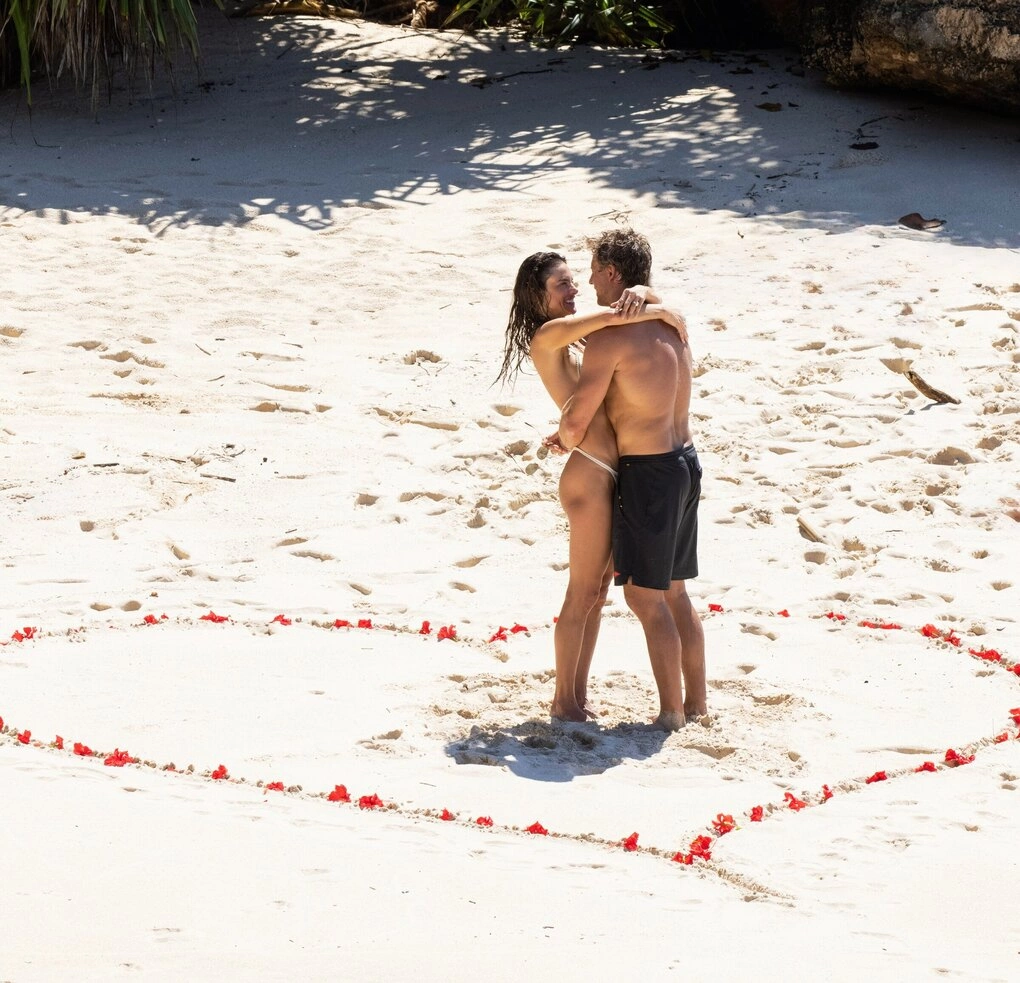 Nhà thiết kế trang sức Buck Palmer cầu hôn Alessandra Ambrosio. Ảnh: Instagram Alessandra Ambrosio