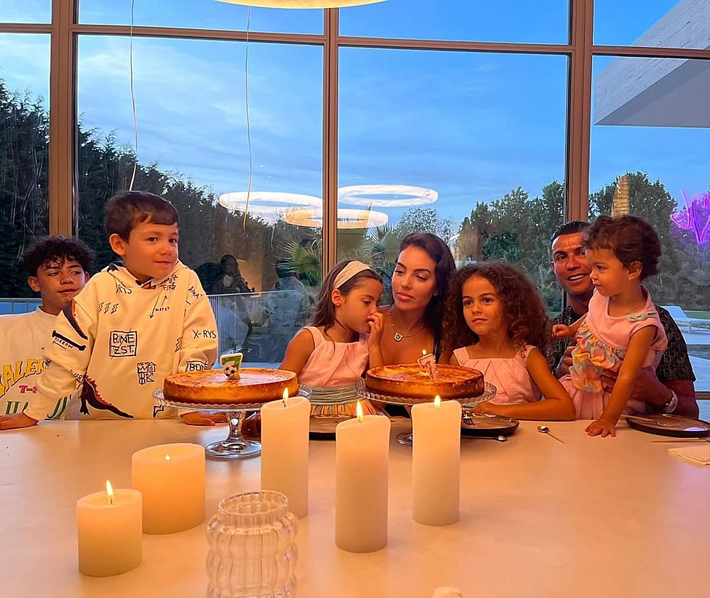 Gia đình lớn của Ronaldo. Bức ảnh được Rodriguez chia sẻ vào tháng 4/2024. Ảnh: Instagram Georgina Rodriguez
